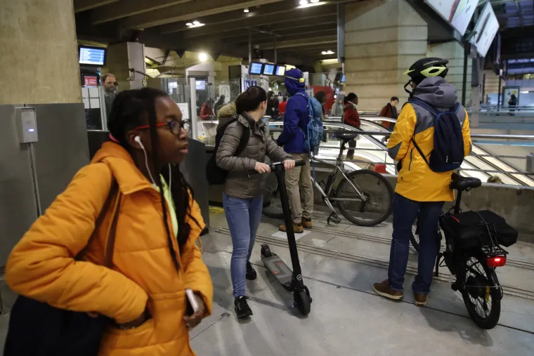 Kaos u Francuskoj: Putnici se na silu žele ukrcati u pretrpane vlakove, na cestama kolone duge 300 km