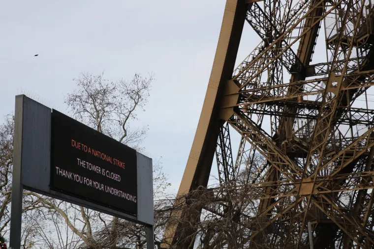 Kaos u Francuskoj: Putnici se na silu žele ukrcati u pretrpane vlakove, na cestama kolone duge 300 km