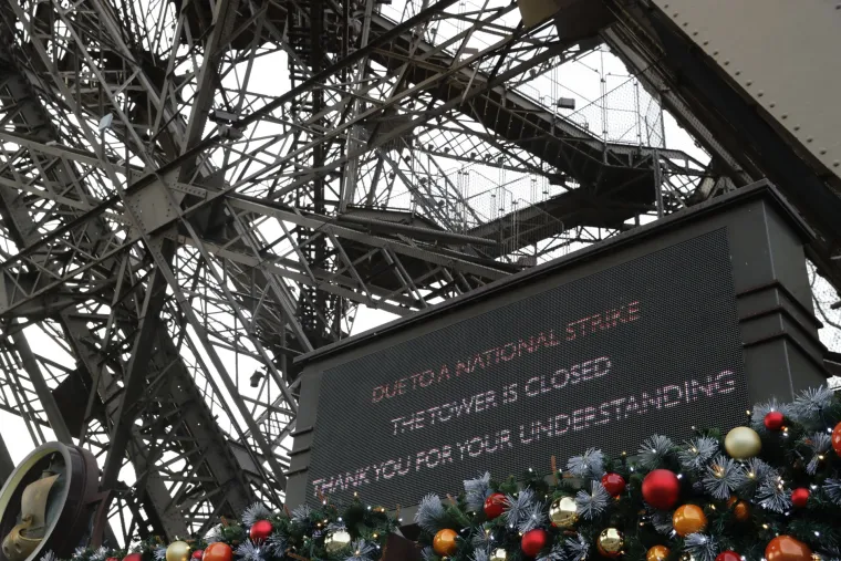 Kaos u Francuskoj: Putnici se na silu žele ukrcati u pretrpane vlakove, na cestama kolone duge 300 km