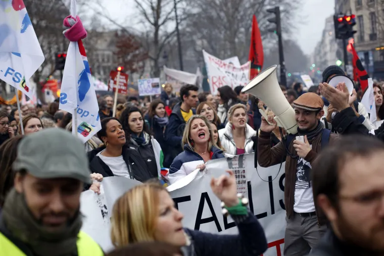 Francuska u kaosu zbog mirovinske reforme: Masovni &scaron;trajkovi, blokiran promet, masovno ga&scaron;enje struje...