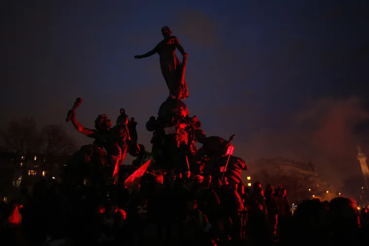 Francuska u kaosu zbog mirovinske reforme: Masovni &scaron;trajkovi, blokiran promet, masovno ga&scaron;enje struje...