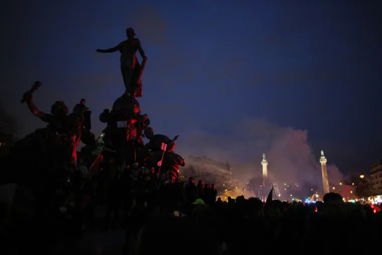 Francuska u kaosu zbog mirovinske reforme: Masovni &scaron;trajkovi, blokiran promet, masovno ga&scaron;enje struje...