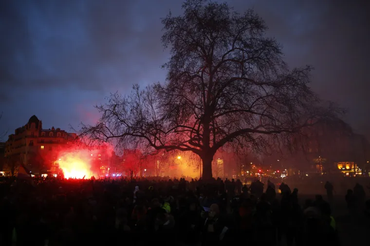 Francuska u kaosu zbog mirovinske reforme: Masovni &scaron;trajkovi, blokiran promet, masovno ga&scaron;enje struje...
