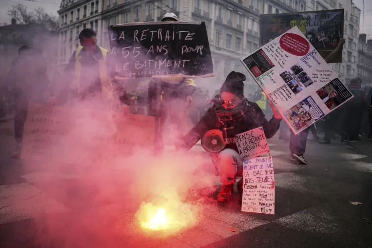 Francuska u kaosu zbog mirovinske reforme: Masovni &scaron;trajkovi, blokiran promet, masovno ga&scaron;enje struje...