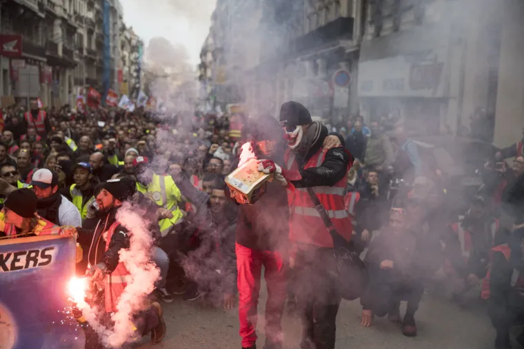 Francuska u kaosu zbog mirovinske reforme: Masovni &scaron;trajkovi, blokiran promet, masovno ga&scaron;enje struje...