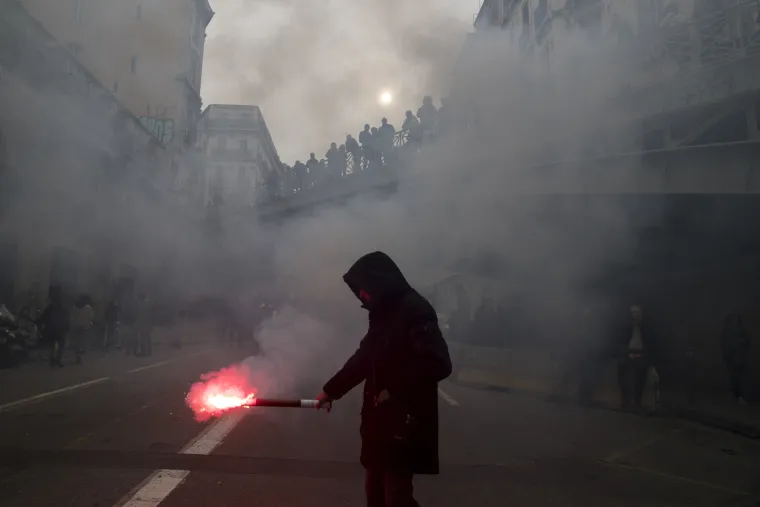 Francuska u kaosu zbog mirovinske reforme: Masovni &scaron;trajkovi, blokiran promet, masovno ga&scaron;enje struje...
