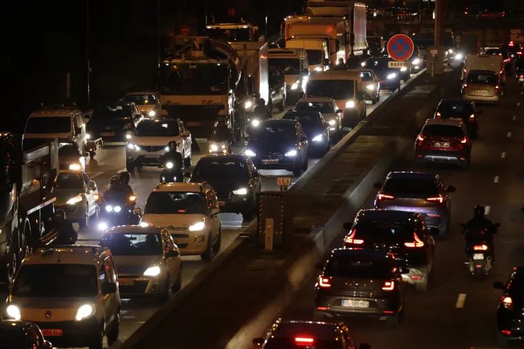 Francuska u kaosu zbog mirovinske reforme: Masovni &scaron;trajkovi, blokiran promet, masovno ga&scaron;enje struje...