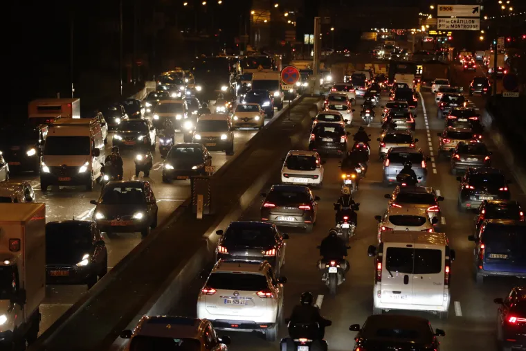 Francuska u kaosu zbog mirovinske reforme: Masovni &scaron;trajkovi, blokiran promet, masovno ga&scaron;enje struje...
