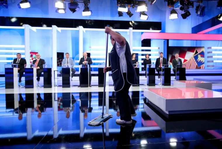 Rukovanje Grabar-Kitarović i &Scaron;kore, nasmijani Đapić...: Sučeljavanje 11 kandidata za Pantovčak!