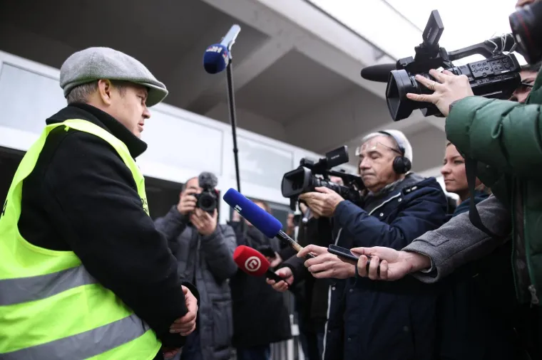 "Okupili smo se danas ispred restorana Gastro Globus, koji je devedesetih bio strate&scaron;ka točka HDZ-a, a osnovao ga je Miroslav Kutle. U ovaj je restoran Franjo Tuđman dolazio na stražnja vrata.Tu se prikupljao prvi novac za HDZ", rekao je Juričan.