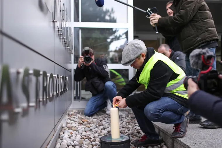 "Miroslav Kutle je nakon 2000. zavr&scaron;io u zatvoru, oti&scaron;ao je na službeni put u BiH. HDZ ga je zaboravio, ali ja nisam. Danas u ovoj zgradi nema vi&scaron;e Kutle, ali tu redovito dolazi HDZ. Tu je i Kolinda održala svoj predizborni govor, a mi smo danas ovdje zato &scaron;to se Franjo Tuđman okreće u grobu, zato &scaron;to Milan Bandić želi sru&scaron;iti Velesajam i ovu povijesnu zgradu za HDZ, za državu i za korupciju. Franjo Tuđman kao utemeljitelj korupcije u Hrvata ovo nije zaslužio", rekao je Juričan.