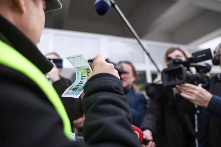 "Sru&scaron;it će ovo mitsko mjesto, gdje su HDZ-ovci dolazili na žderačine kod Kutle. Ovo je povijesna kolijevka i ja sam do&scaron;ao pomoliti se i zamoliti Franju Tuđmana gore i reći mu: Franjo, oprosti im, ne znaju &scaron;to čine", rekao je Juričan.