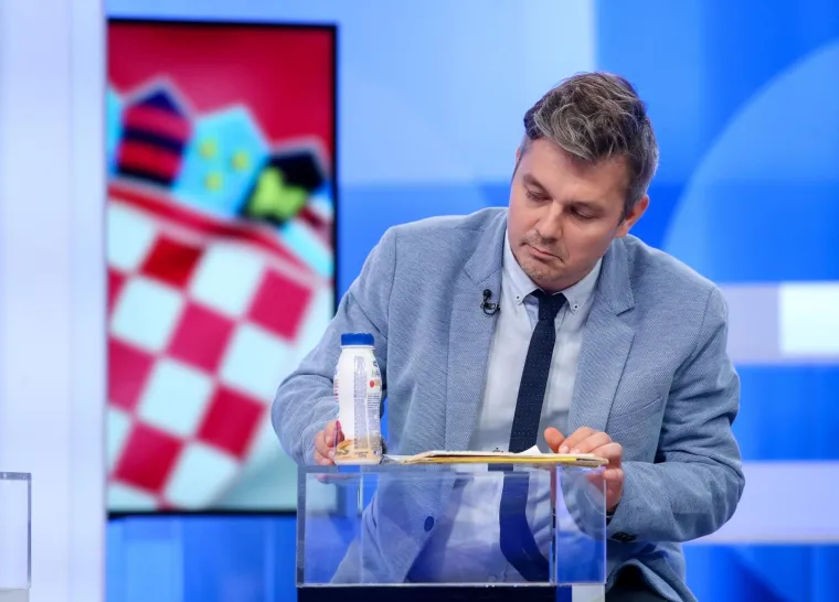 POGLEDAJTE FOTKE S PREDSJEDNIČKOG SUČELJAVANJA: Stigli su svi kandidati