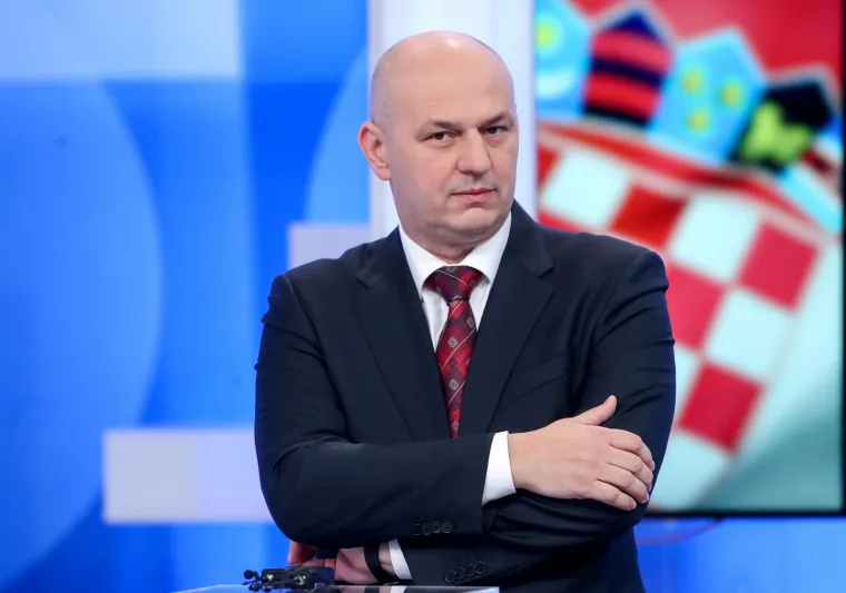 POGLEDAJTE FOTKE S PREDSJEDNIČKOG SUČELJAVANJA: Stigli su svi kandidati