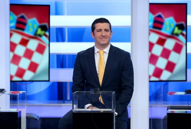 POGLEDAJTE FOTKE S PREDSJEDNIČKOG SUČELJAVANJA: Stigli su svi kandidati