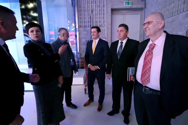 POGLEDAJTE FOTKE S PREDSJEDNIČKOG SUČELJAVANJA: Stigli su svi kandidati