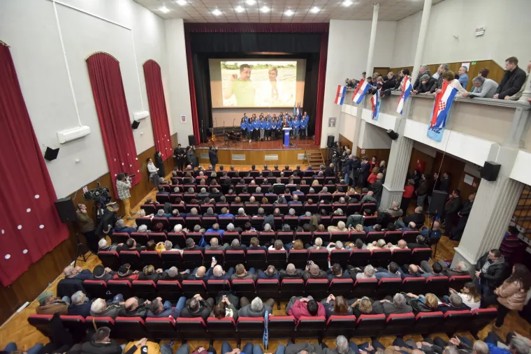 Grabar-Kitarović prepuna samopouzdanja u 'HDZ-ovom gradu': 'Nudim program i rad, a ne poskočice i nerad'