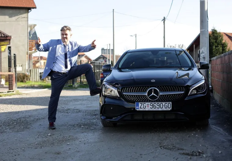 Juričan u Kozari puteve do&scaron;ao u luksuznom Mercedesu: 'Ja sam vam do&scaron;ao lagati. Hoćete li mi dati ne&scaron;to mita?'