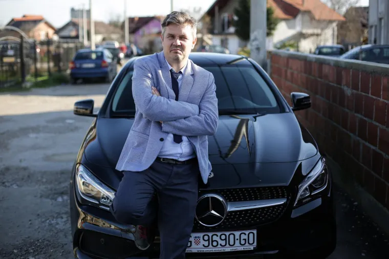 Juričan u Kozari puteve do&scaron;ao u luksuznom Mercedesu: 'Ja sam vam do&scaron;ao lagati. Hoćete li mi dati ne&scaron;to mita?'