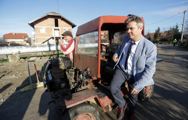 Juričan u Kozari puteve do&scaron;ao u luksuznom Mercedesu: 'Ja sam vam do&scaron;ao lagati. Hoćete li mi dati ne&scaron;to mita?'