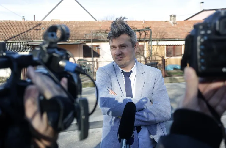 Juričan u Kozari puteve do&scaron;ao u luksuznom Mercedesu: 'Ja sam vam do&scaron;ao lagati. Hoćete li mi dati ne&scaron;to mita?'