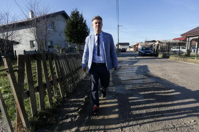 Juričan u Kozari puteve do&scaron;ao u luksuznom Mercedesu: 'Ja sam vam do&scaron;ao lagati. Hoćete li mi dati ne&scaron;to mita?'