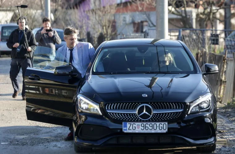 Juričan u Kozari puteve do&scaron;ao u luksuznom Mercedesu: 'Ja sam vam do&scaron;ao lagati. Hoćete li mi dati ne&scaron;to mita?'