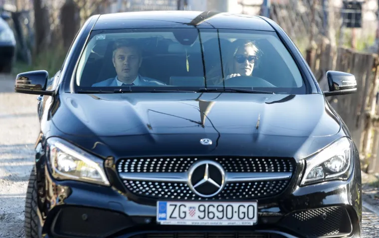 Juričan u Kozari puteve do&scaron;ao u luksuznom Mercedesu: 'Ja sam vam do&scaron;ao lagati. Hoćete li mi dati ne&scaron;to mita?'