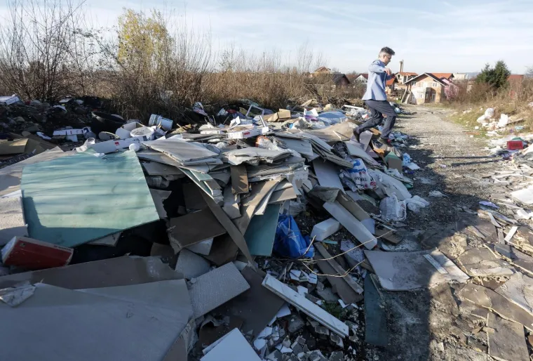 Juričan u Kozari puteve do&scaron;ao u luksuznom Mercedesu: 'Ja sam vam do&scaron;ao lagati. Hoćete li mi dati ne&scaron;to mita?'