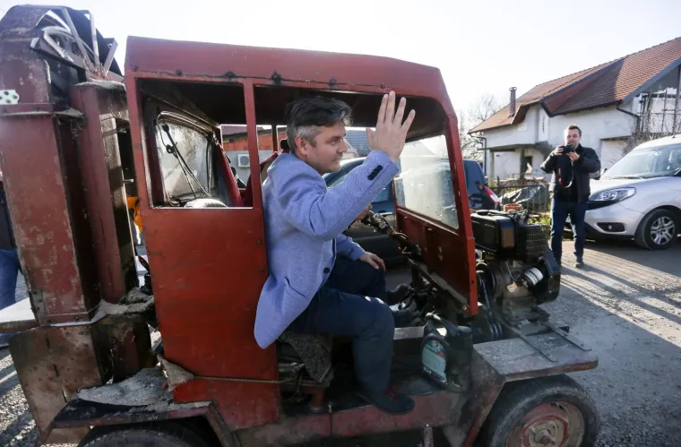 Juričan u Kozari puteve do&scaron;ao u luksuznom Mercedesu: 'Ja sam vam do&scaron;ao lagati. Hoćete li mi dati ne&scaron;to mita?'