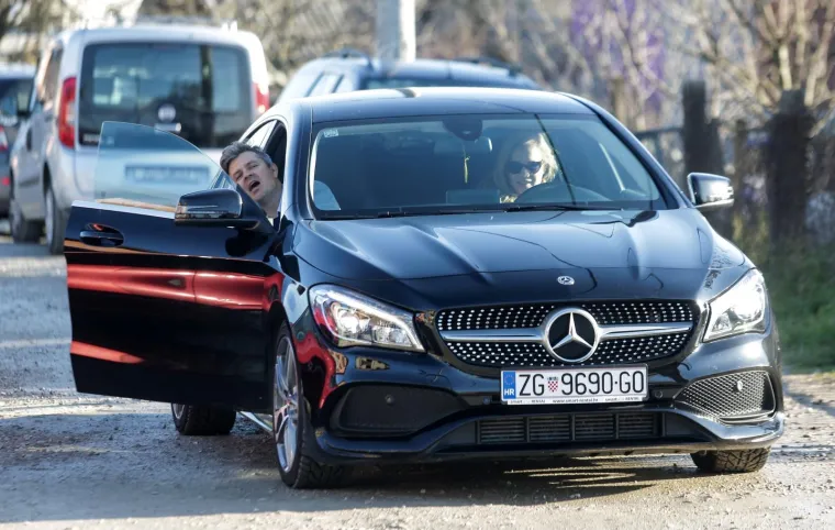 Juričan u Kozari puteve do&scaron;ao u luksuznom Mercedesu: 'Ja sam vam do&scaron;ao lagati. Hoćete li mi dati ne&scaron;to mita?'
