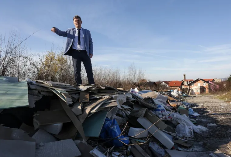 Juričan u Kozari puteve do&scaron;ao u luksuznom Mercedesu: 'Ja sam vam do&scaron;ao lagati. Hoćete li mi dati ne&scaron;to mita?'