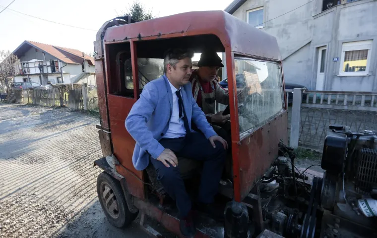 Juričan u Kozari puteve do&scaron;ao u luksuznom Mercedesu: 'Ja sam vam do&scaron;ao lagati. Hoćete li mi dati ne&scaron;to mita?'