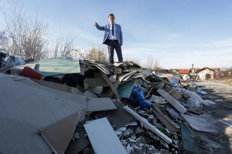 Juričan u Kozari puteve do&scaron;ao u luksuznom Mercedesu: 'Ja sam vam do&scaron;ao lagati. Hoćete li mi dati ne&scaron;to mita?'