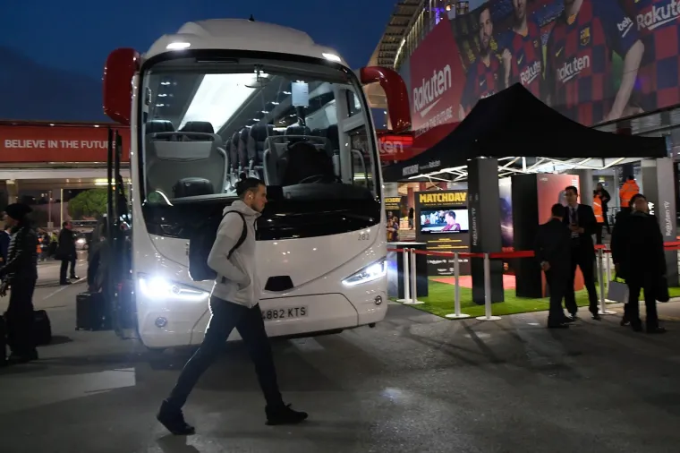 Inače, spomenuti derbi se nikada u svojoj 117 dugoj povijesti nije igrao pod takvim mjerama sigurnosti kao u srijedu kada je oko 3.500 policajaca i za&scaron;titara osiguravalo stadion Camp Nou.  Avion s nogometa&scaron;ima Real Madrida sletio je iza 11 sati u zračnu luku El Prat od kuda su autobusom nastavili vožnju prema Barceloni. U pratnji bijelog autobusa bila su četiri policijska kombija. Kapetan hrvatske reprezentacije Luka Modrić i suigrači iza&scaron;li su iz autobusa oko 12.20 sati ispred hotela Sof&iacute;a, udaljenog 600 metara od stadiona.