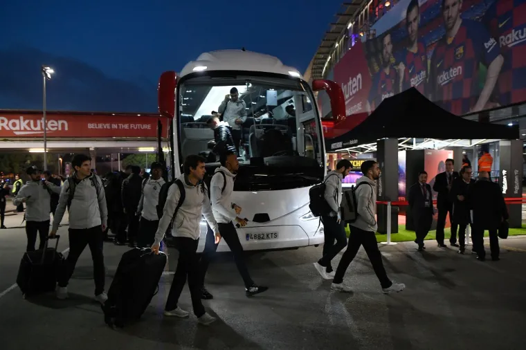 Nikada dosad ove dvije protivničke momčadi nisu boravile u istom hotelu na dan utakmice, no katalonska policija inzistirala je na tome. Time je nastojala spriječiti moguću blokadu autobusa, igrača i stadiona te moguće otkazivanje utakmice.