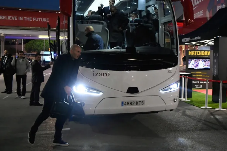 Real Madrid je stoga otkazao boravak u hotelu u kojem tradicionalno odsjeda. U određenom hotelu Sof&iacute;a morali su odjesti i suci.  Igrači se uoči utakmice nisu družili no uprave klubova su u hotelu održale tradicionalni zajednički ručak te pozvale na "fair play". I jedni i drugi su u zajedničkom konvoju otpraćeni uz policijsku pratnju do stadiona.