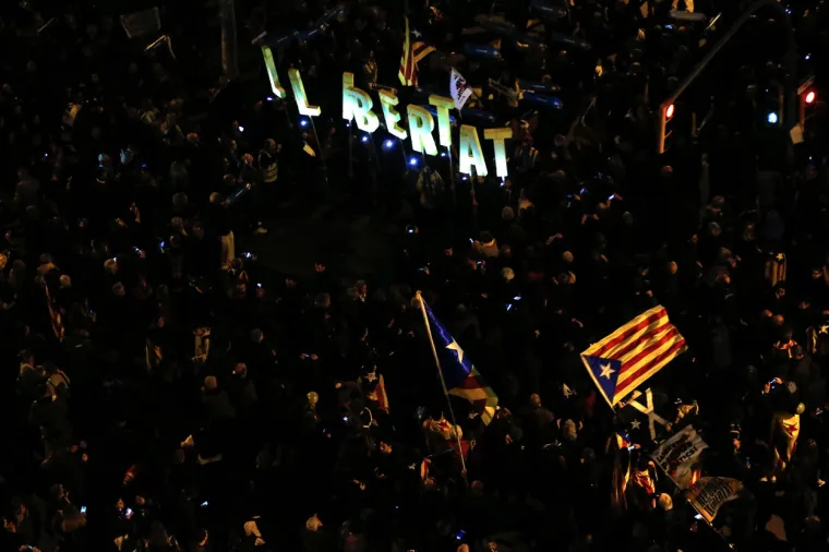 Katalonski navijači po tko zna koji put pokazuju 'otpor' vladajućem Madridu. "Demokratski tsunami" nastoji iskoristiti "El Clasico" kako bi svijetu poslali poruku o "nepravednim presudama". Utakmice Barcelone i Real Madrida jedan su od najgledanijih sportskih događaja u svijetu. Procjenjuje se da će utakmicu preko televizijskih ekrana gledati oko 650 milijuna gledatelja.