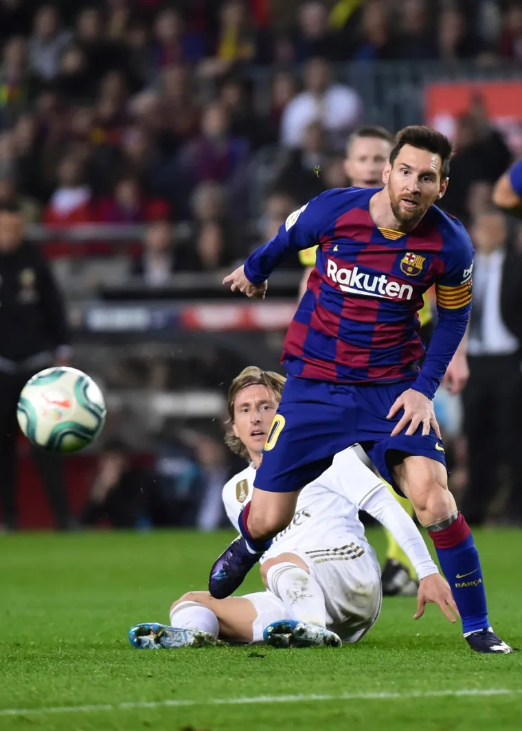 Bio je to zanimljiv dvoboj, ali nažalost, daleko od spektakla kojeg smo očekivali. Bilo je prilika na obje strane, ali ne i golova. Za razliku od čak osam žutih kartona.   Posljednji put su Barca i Real odigrali bez golova u prvenstvu prije čak 17 godina na Camp Nou. Ivan Rakitić je odigrao cijeli susret za Barcu, dok je Luka Modrić kod Reala u&scaron;ao u igru u 80. minuti. Luka je imao nekoliko duela i s Messijem u tih petnaestak minuta koliko je igrao u srijedu navečer u Barceloni. Prilikom jednog uspio je najboljem nogometa&scaron;u svijeta, čovjeku kojem je predao svoju Zlatnu loptu, izbio je loptu u situaciji u kojoj se Argentinac htio zagraditi leđima.