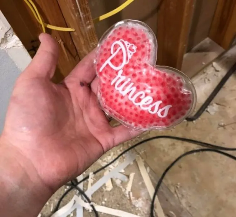 Lupio sam se čekićem po prstu, a žena je mislila da je ovaj oblog pravi za mene