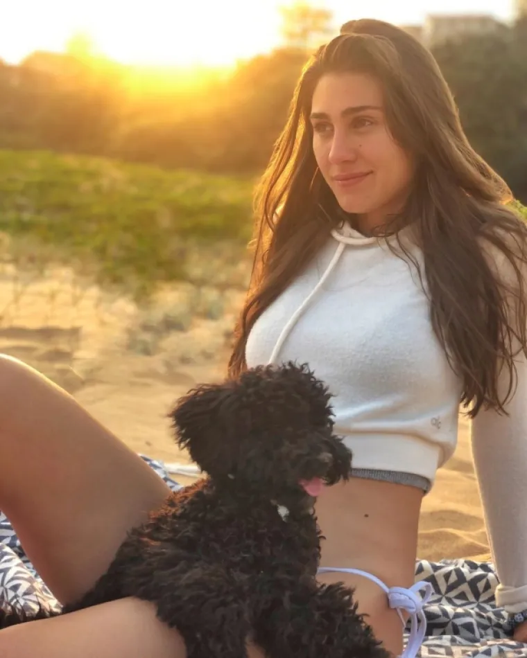 OBUCI DŽEMPER, PA SMRZNUT ĆE&Scaron; SE!: Džempere su odjenule, ali ipak se smrzavaju jer ne pokrivaju ba&scaron; ni&scaron;ta