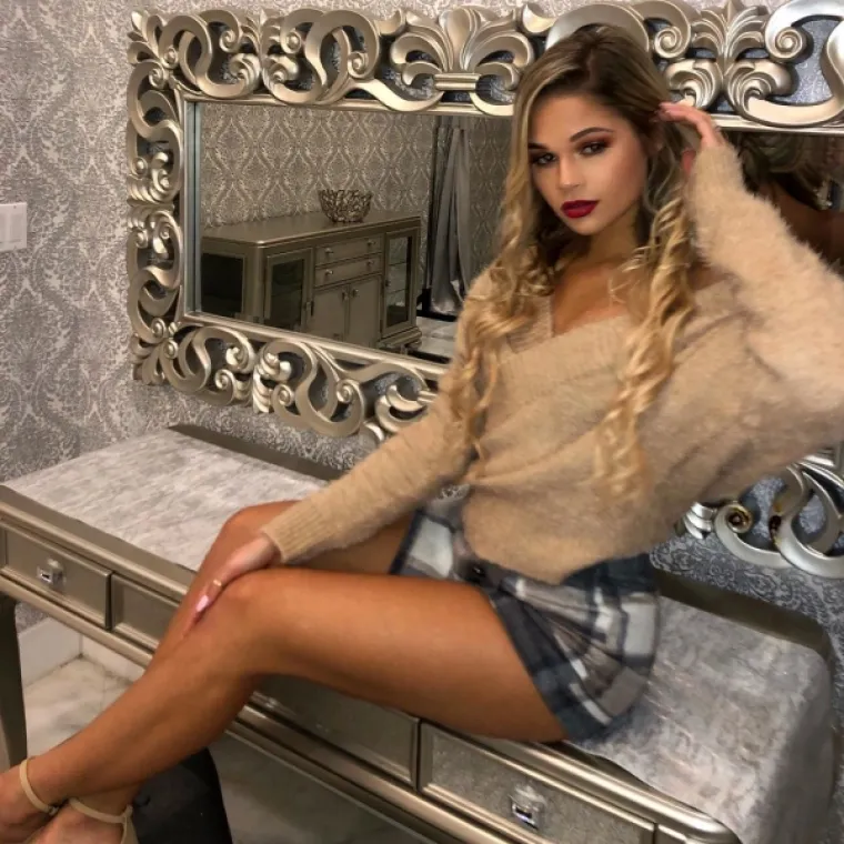 OBUCI DŽEMPER, PA SMRZNUT ĆE&Scaron; SE!: Džempere su odjenule, ali ipak se smrzavaju jer ne pokrivaju ba&scaron; ni&scaron;ta