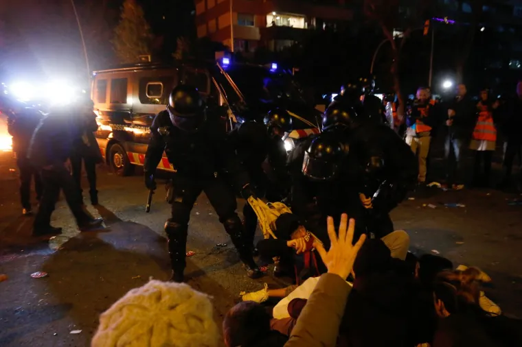 Uoči utakmice u srijedu na Camp Nou između Barcelone i Reala iz Madrida (0:0) situacija između prosvjednika i navijača Barcelone s organima reda bila je vi&scaron;e-manje &ndash; mirna!  No, u trenutku kad je El Clasico započeo, počeli su i sukobi demonstranata i zabranjene radikalne navijačke grupe koja navija za Barcelonu Boixos Nois, koji su se izmije&scaron;ali s prosvjednicima, kako javlja katalonski Mundo Deportivo.