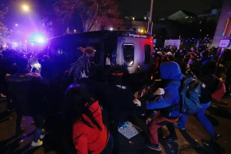 "El clasico" je organiziran pod posebnim mjerama osiguranja zbog straha da katalonski separatisti ne prekinu utakmicu. Naime, internetska platforma Demokratski tsunami je pozvala zagovornike katalonske neovisnosti na masovni prosvjed pored stadiona Camp Nou, a odazvalo se nekoliko desetaka tisuća ljudi.