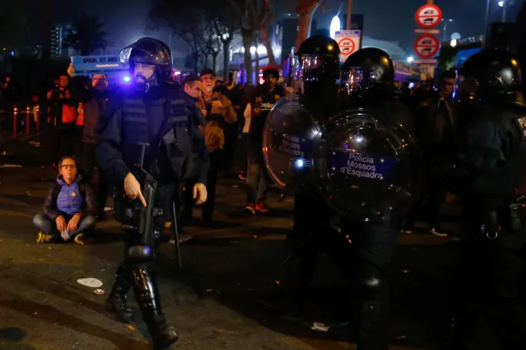 Prosvjednici su mahali natpisima "&Scaron;panjolska, sjedni i razgovaraj" kojima se traži od &scaron;panjolske vlade pregovore oko organiziranja referenduma o nezavisnosti te pu&scaron;tanje osuđenih političara.  Derbi je osiguravalo vi&scaron;e od 4.000 policajaca, pri čemu je oko 1.000 raspoređeno oko stadiona Cam Nou, a zanimljivo igrači obje momčadi bili su smje&scaron;teni u istom hotelu zbog osiguranja.  Najave su kako će utakmicu preko televizijskih ekrana pratiti oko 650 milijuna gledatelja u vi&scaron;e od 180 zemalja.