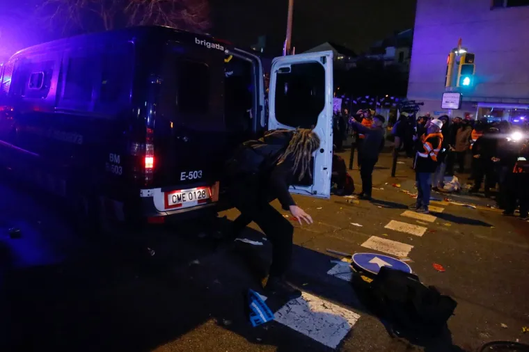 STRAVA I UŽAS U BARCELONI: Za vrijeme El Clasica odvijao se pravi rat; Ovi dramatični prizori upravo obilaze planetu