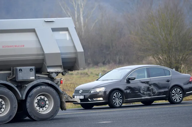 Putujući na sastanak u Ministarstvo zdravstva međimurski župan Matija Posavec i njegov vozač doživjeli su prometnu nezgodu kod naplatnih kućica u Svetoj Heleni. Bliski susret s teretnim vozilom, srećom, pro&scaron;ao je bez težih posljedica