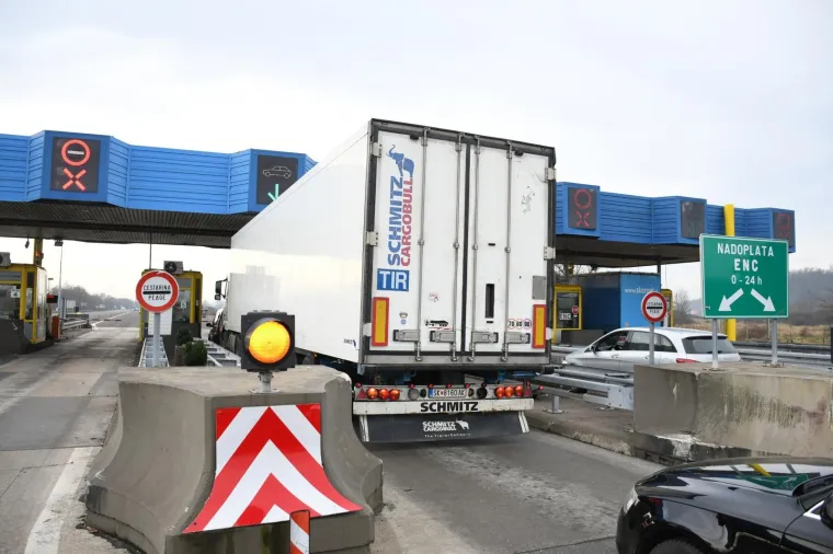 Putujući na sastanak u Ministarstvo zdravstva međimurski župan Matija Posavec i njegov vozač doživjeli su prometnu nezgodu kod naplatnih kućica u Svetoj Heleni. Bliski susret s teretnim vozilom, srećom, pro&scaron;ao je bez težih posljedica