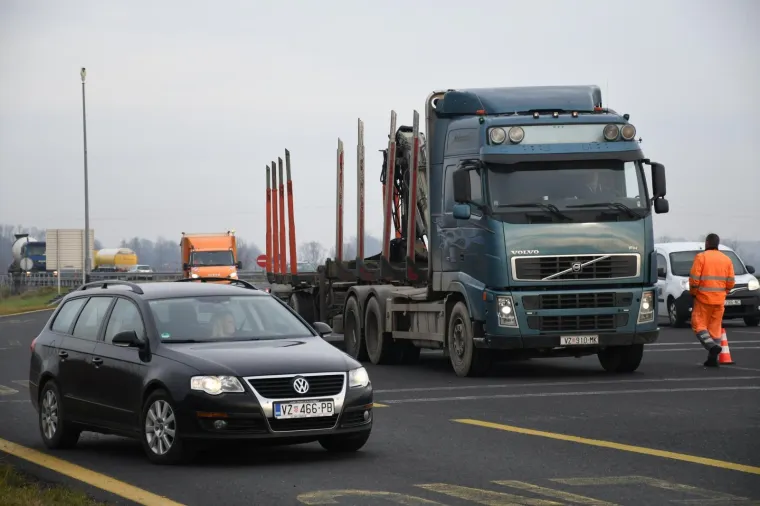 Putujući na sastanak u Ministarstvo zdravstva međimurski župan Matija Posavec i njegov vozač doživjeli su prometnu nezgodu kod naplatnih kućica u Svetoj Heleni. Bliski susret s teretnim vozilom, srećom, pro&scaron;ao je bez težih posljedica