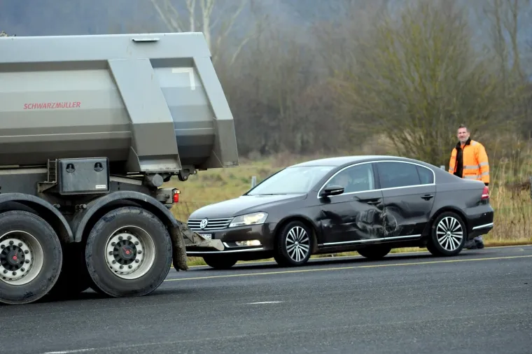 Putujući na sastanak u Ministarstvo zdravstva međimurski župan Matija Posavec i njegov vozač doživjeli su prometnu nezgodu kod naplatnih kućica u Svetoj Heleni. Bliski susret s teretnim vozilom, srećom, pro&scaron;ao je bez težih posljedica